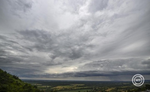 Nyakunkon a tavasz: hétfőn megjelentek az első zivatarok