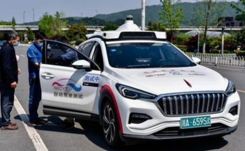 Rendszerhiba miatt leállt a robottaxi-forgalom Vuhanban