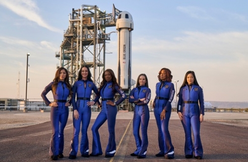Női legénységgel, köztük amerikai hírességekkel tett rövid űrutazást a Blue Origin