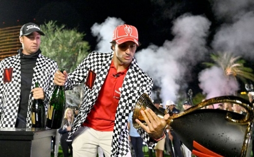 Carlos Sainz darabokra törte a Netflixes golfkupát