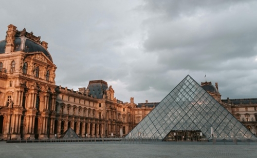 Közzétették a Louvre-ban elkövetett műkincsrablásról indított vizsgálat eredményeit