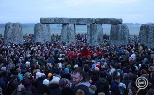 Ezrek ünnepelték Stonehenge ősi köveinél a téli napfordulót
