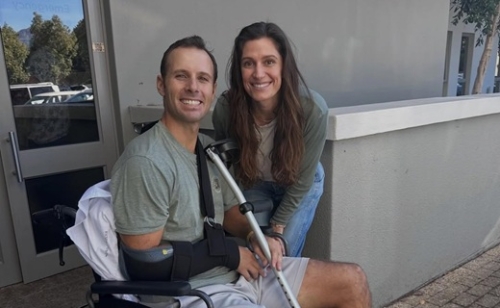 Bíztató hírek a liftaknába zuhant golfozóról