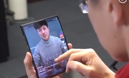 Itt az első videó a Xiaomi összehajtható telefonjáról