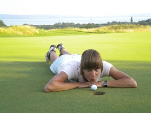 "Csak" golfozni? Nem elég!