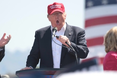 Trump 10 százalékos vámot vetett ki minden országra, miután az Amerikai Legfelsőbb Bíróság érvénytelenítette a globális vámintézkedéseket