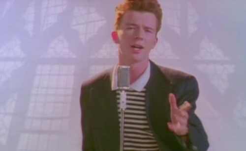 Rick Astley jövőre a Balaton-felvidéken lép fel