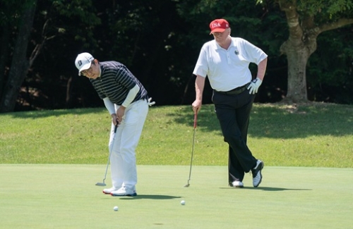 Donald Trumpot beperelte két washingtoni golfozó