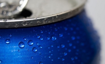 Videó: itt a dobozos üdítő, ami önmagát hűti le