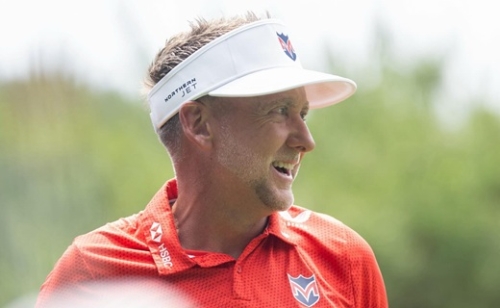 Ian Poulter térdsérülést szenvedett