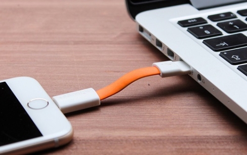 Remek kis találmány: szinte mindent feltölthet ezzel a kis eszközzel