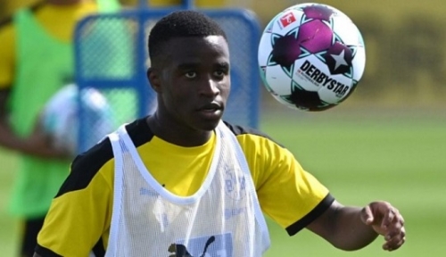 Egy tizenhat éves tehetség tartja lázban a Bundesligát