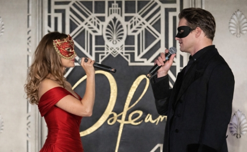 Akár Bridgerton báli eleganciát idéző öltözékben is lehet érkezni...